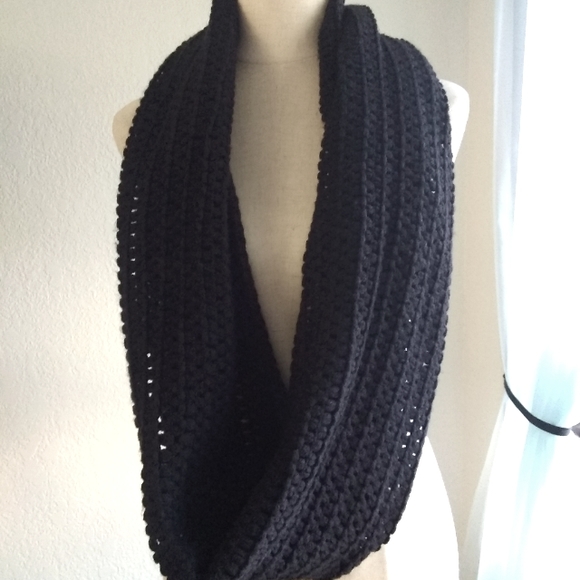 Aeropostale Accessories - Aeropostale black knit infinity scarf